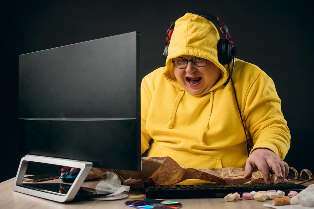 Mans surfs the the web in a yellow hoodie